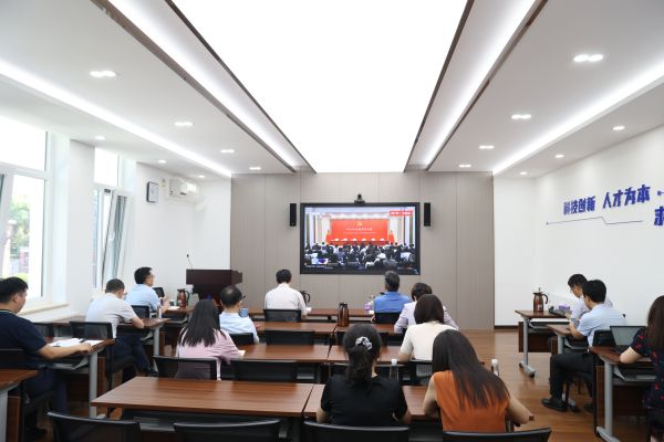 中心组学习1.jpg 中心组学习1.jpg